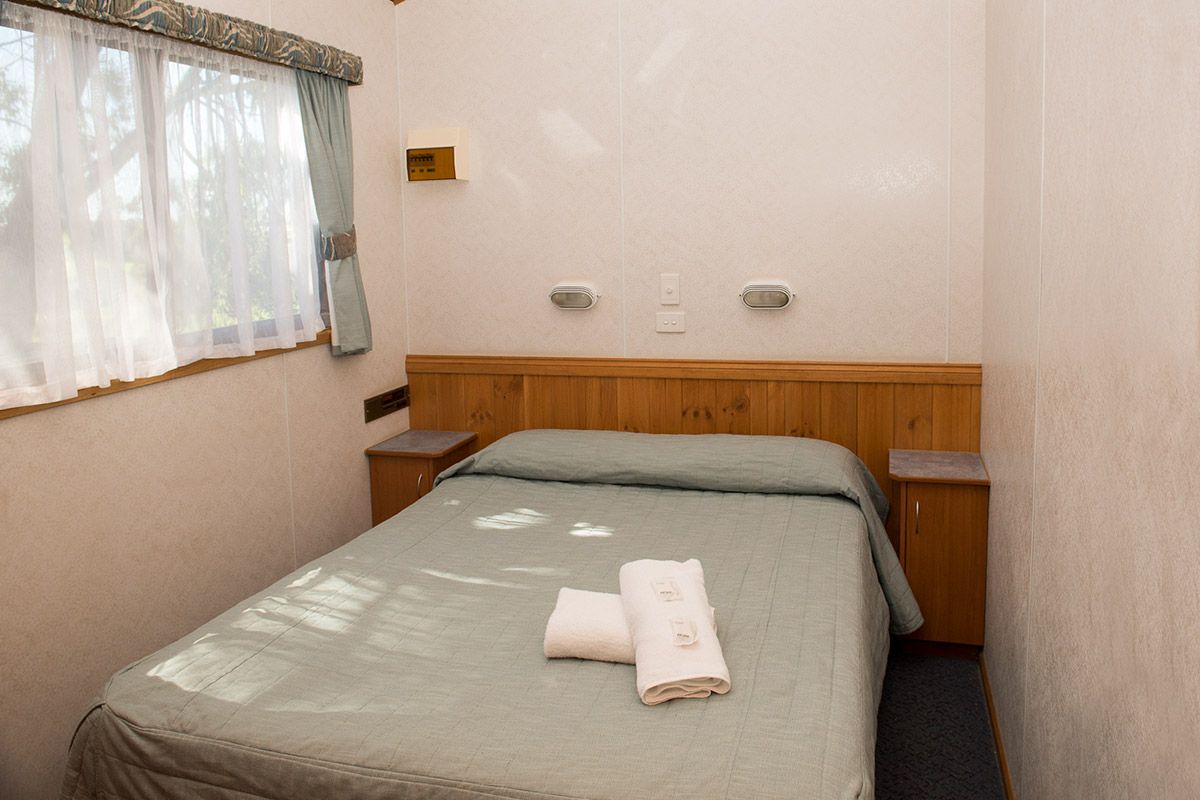 Kalganyi-2-bedroom-deluxe-Holiday-Cabin-04.jpg